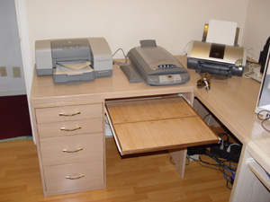 Desk and corner unit with work tray